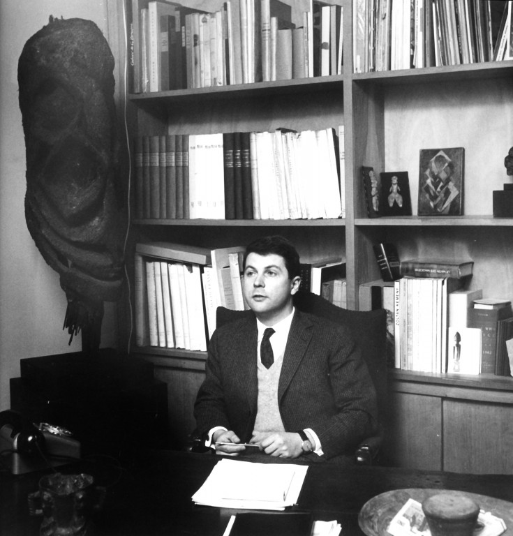 Jean-François Jaeger à son bureau dans les nouveaux locaux de la galerie rue de Seine, 1960<br/>© Jeanne Bucher Jaeger
