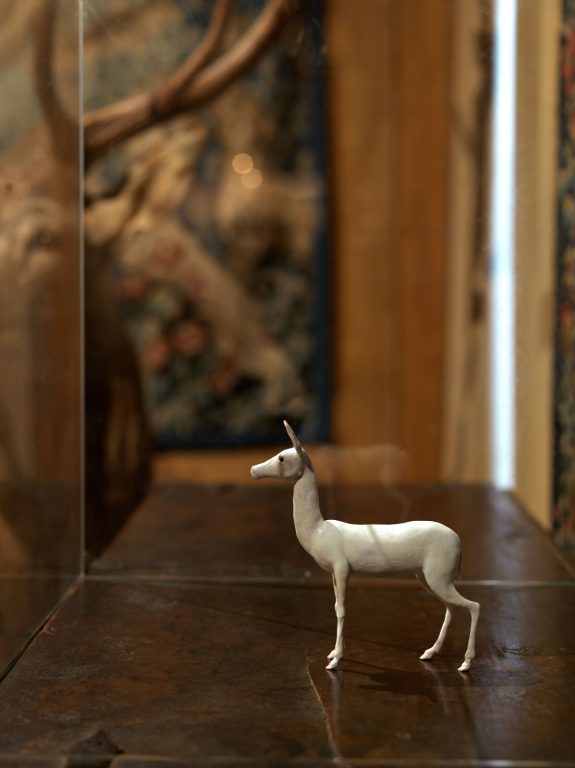 Miguel Branco, Sans titre (Biche debout), 2015<br/>© Jeanne Bucher Jaeger