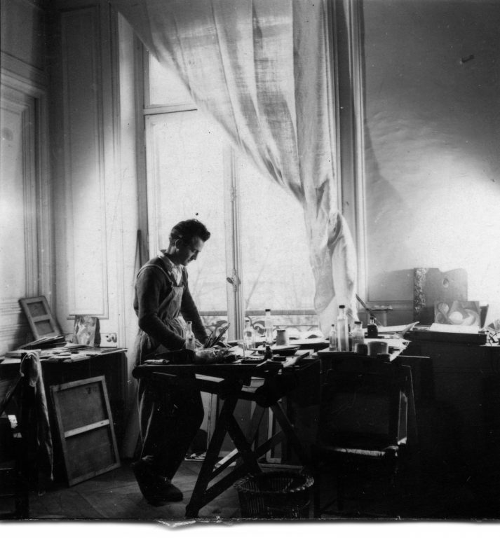 Youla Chapoval dans son atelier<br/>© Jeanne Bucher Jaeger