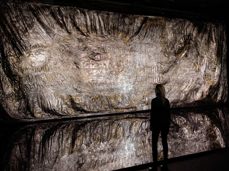 Evi Keller in front of Performance Matière-Lumière, 2022<br/>© Jeanne Bucher Jaeger