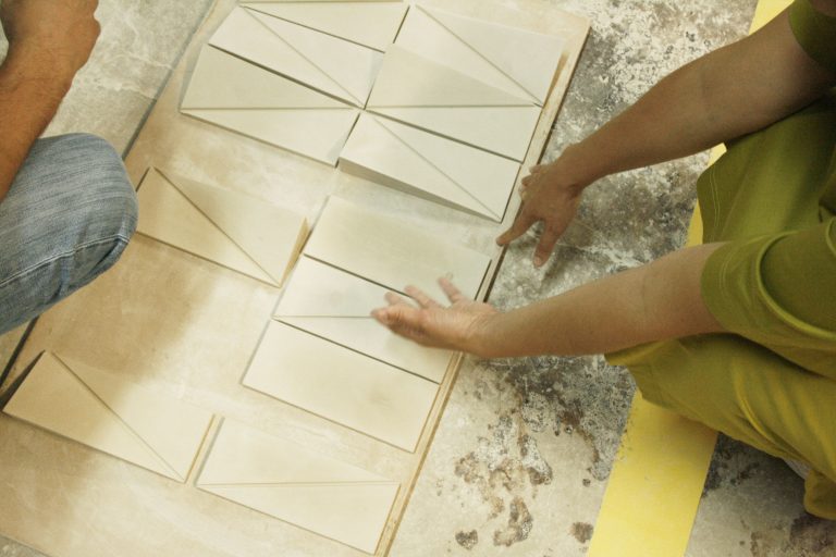 Maria Ana Vasco Costa dans l'atelier<br/>© Jeanne Bucher Jaeger