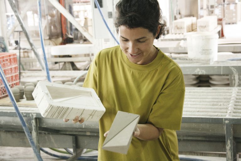 Maria Ana Vasco Costa dans l'atelier<br/>© Jeanne Bucher Jaeger