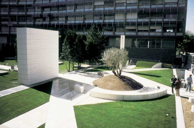 Dani Karavan, « Square de la Tolérance, Hommage à Yitzhak Rabin », 1993-1998 © Jeanne Bucher Jaeger