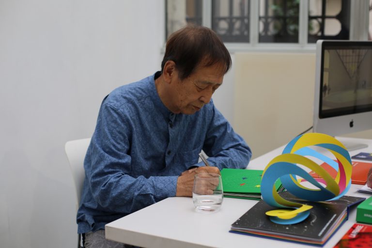 Signing of illustration books by Susumu Shingu, 2018<br/>© Jeanne Bucher Jaeger