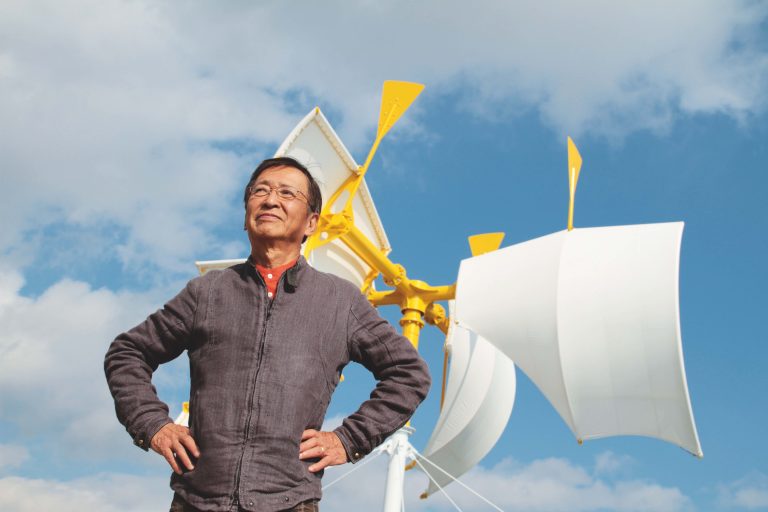 Susumu Shingu in front of his windmill sculpture Satoyama<br/>© Jeanne Bucher Jaeger