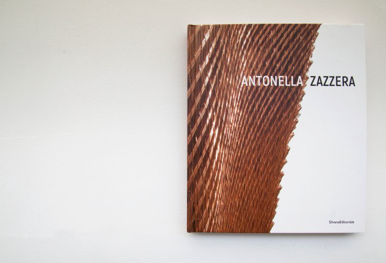 Cover « Antonella Zazzera, Harmonic Tensions », Edition Silvana Editoriale<br/>© Jeanne Bucher Jaeger