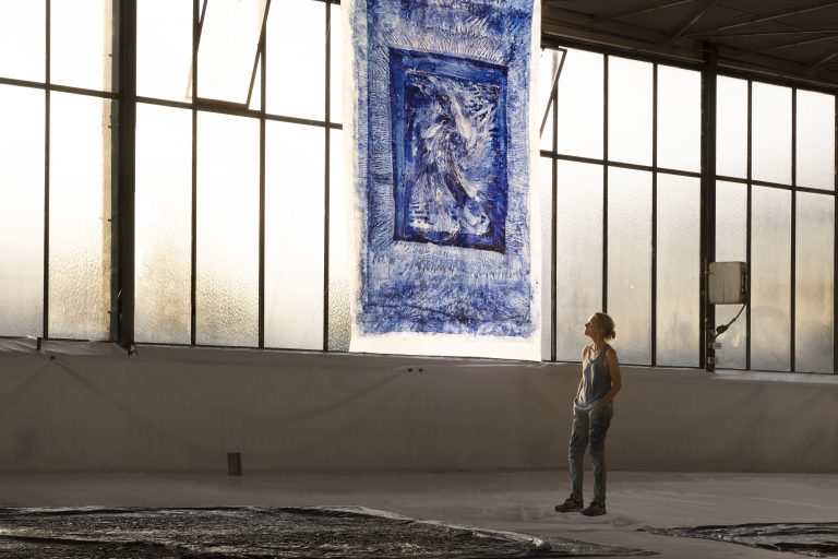 Evi Keller in her studio, 2023<br/>© Jeanne Bucher Jaeger